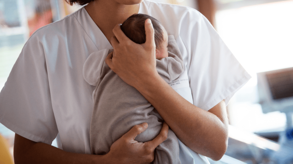 kraamzorg met baby in de armen