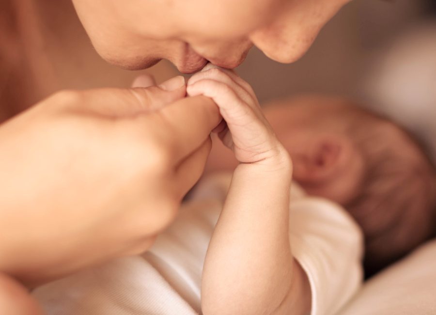 moeder kust haar baby